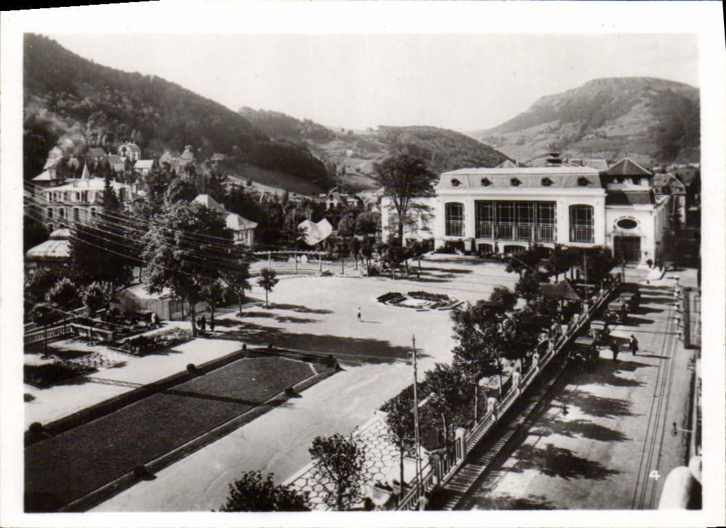 Vue de la place centrale avec le théâtre — Siret — CPAPHIL n°4