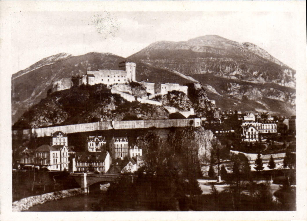 CPM Lourdes Le Chateau Fort et le Gave