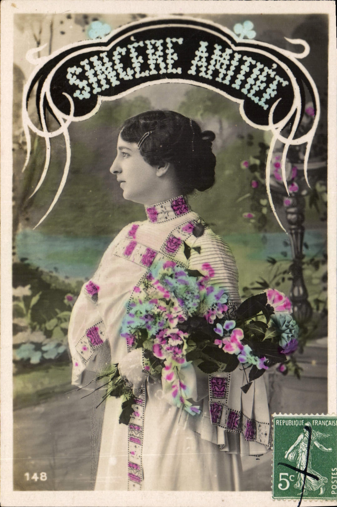 Femme en robe ornée tenant un bouquet — SINCERE AMITIÉ — éditeur Union Postale Universelle, n° 148
