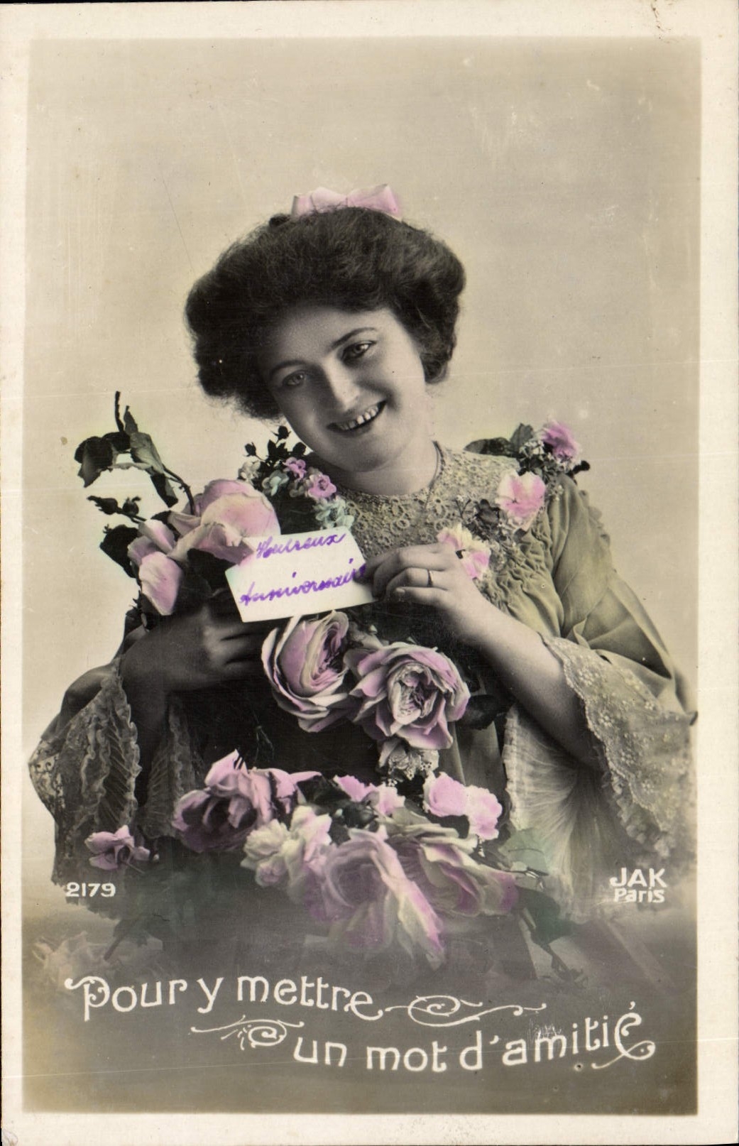 Femme souriante avec bouquet de roses — JAK Paris n°2179