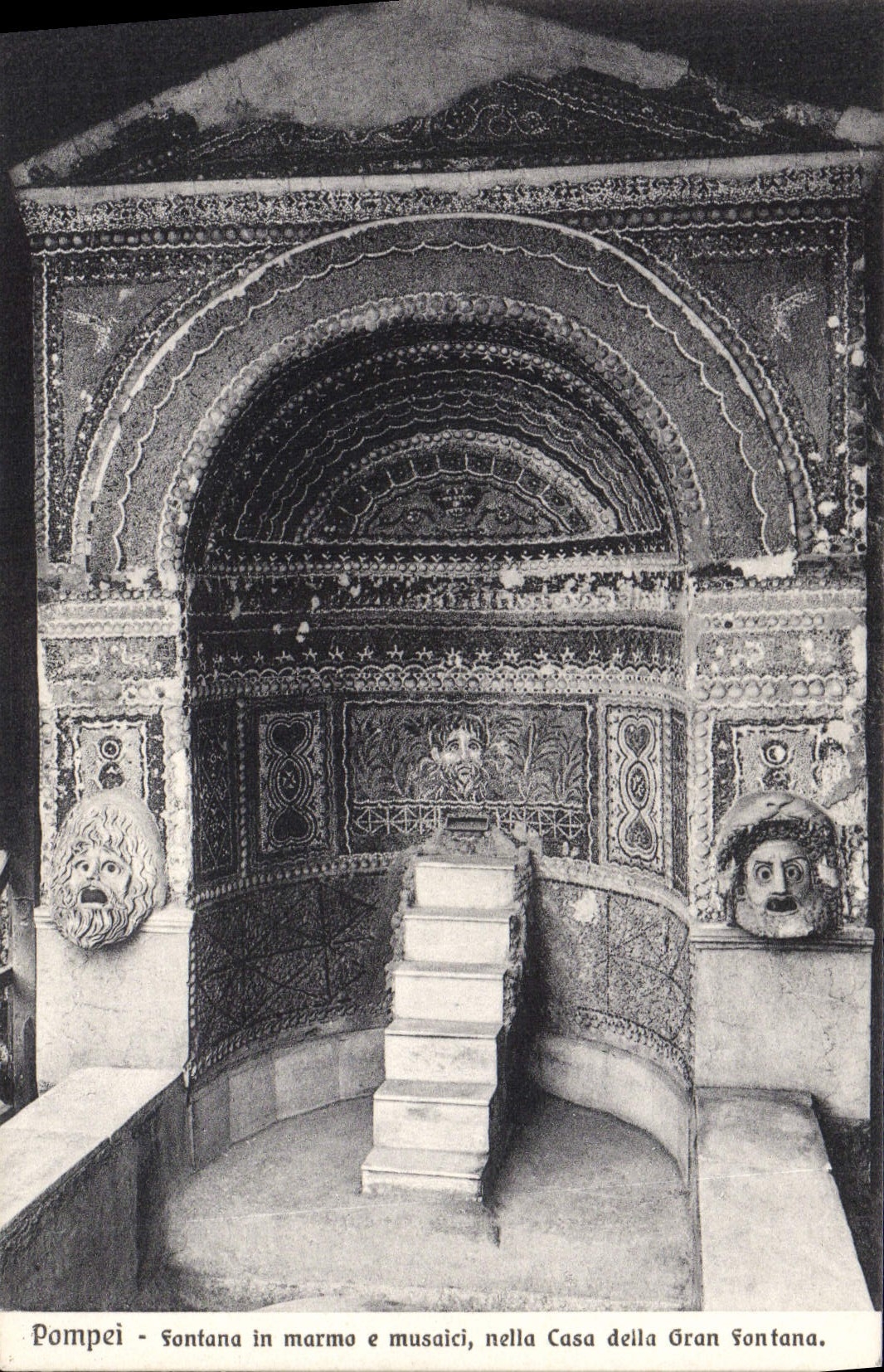 CPA Pompei Fontana in marmo e Musaici nella Cas della Gran fontana 