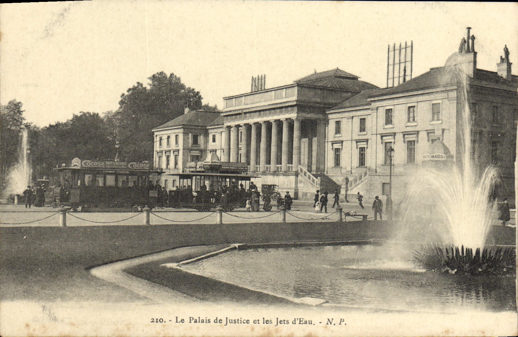 CPA Tours Les Palais de Justice et les Jets d'Eau Tramway