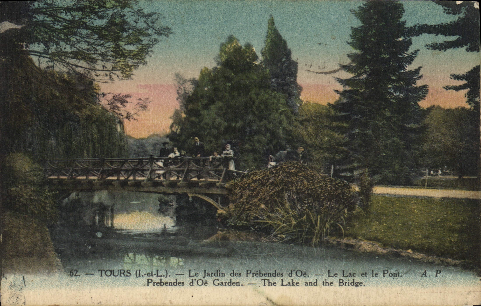CPA Tours Le jardin des Prebendes d'Oe Le lac et le pont