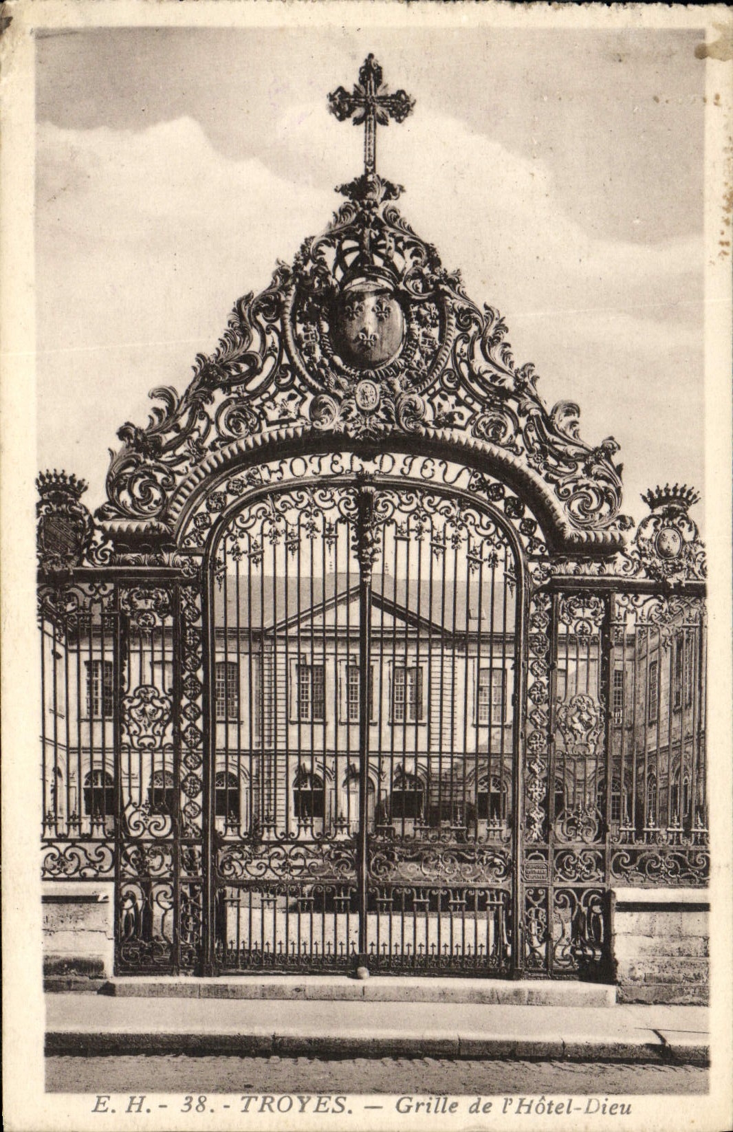 CPA Troyes Grille de l'Hotel Dieu 