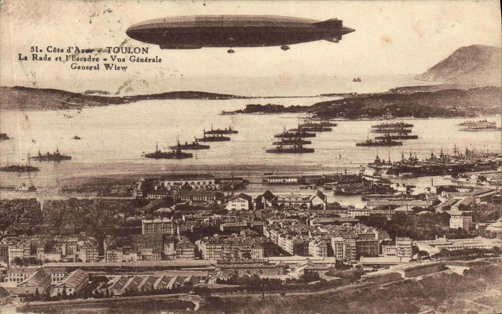 CPA Toulon La Rade et l'Escadre Vue Generale Zeppelin Ballon Dirigeable Bateaux
