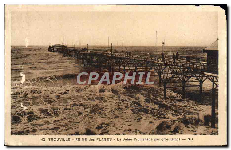 CPA Trouville Reine des Plages La Jetee Promenade par gros temps 