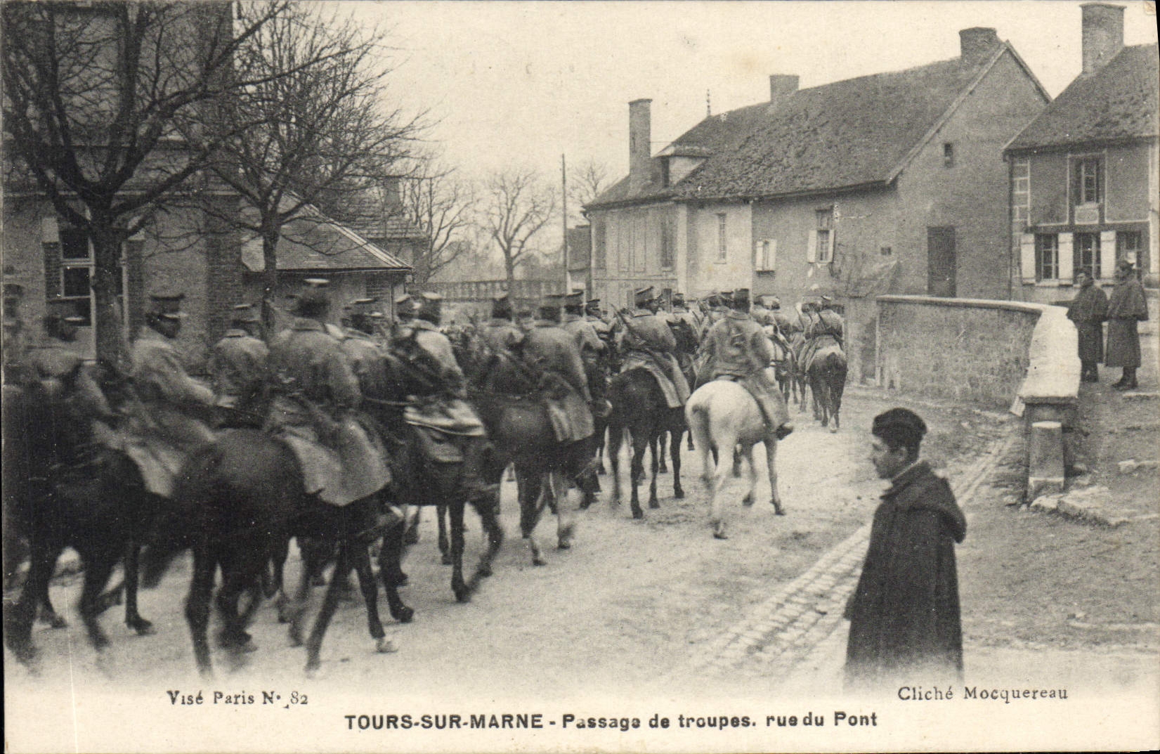 Tours-sur-Marne — Passage de troupes, rue du Pont — Visé Paris N°82, Cliché Mocquereau
