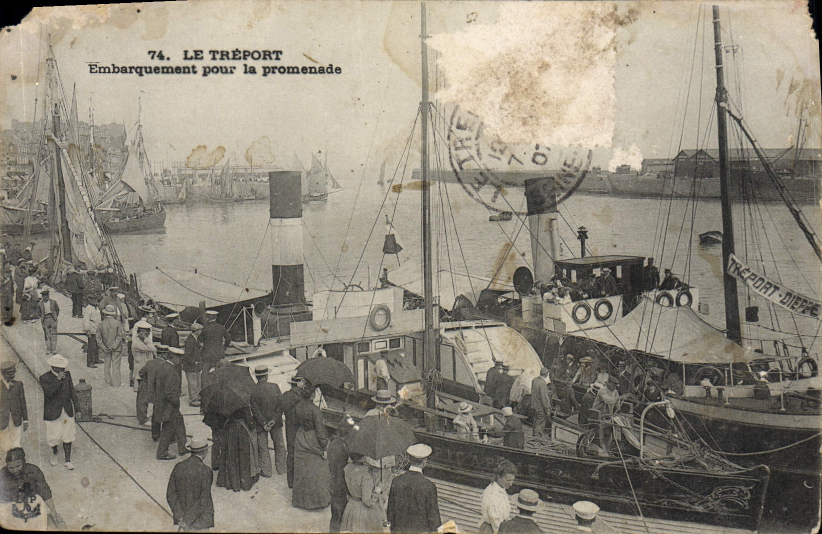 CPA Le Treport Embarquement pour la promenade Bateau