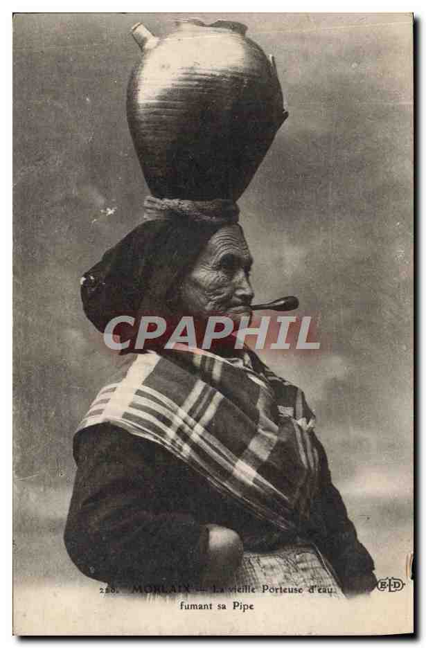 CPA Morlaux La vieille porteuse d'eau Fumant sa Pipe Femme Folklore 