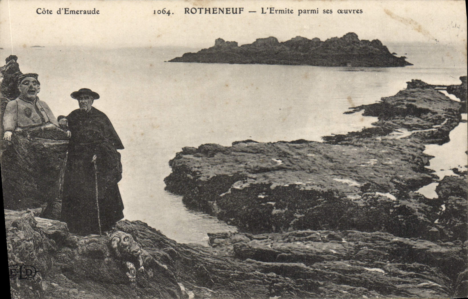 CPA Rotheneuf L'Ermite parmi ses Oeuvres Folklore