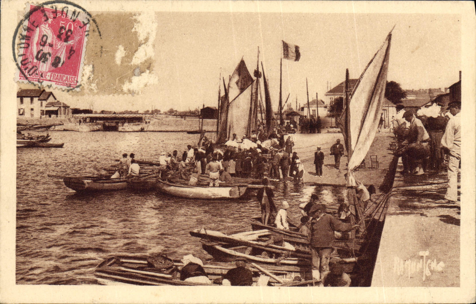 CPA Les Sables d'Olonne Quai de la Poissonnerie Bateaux