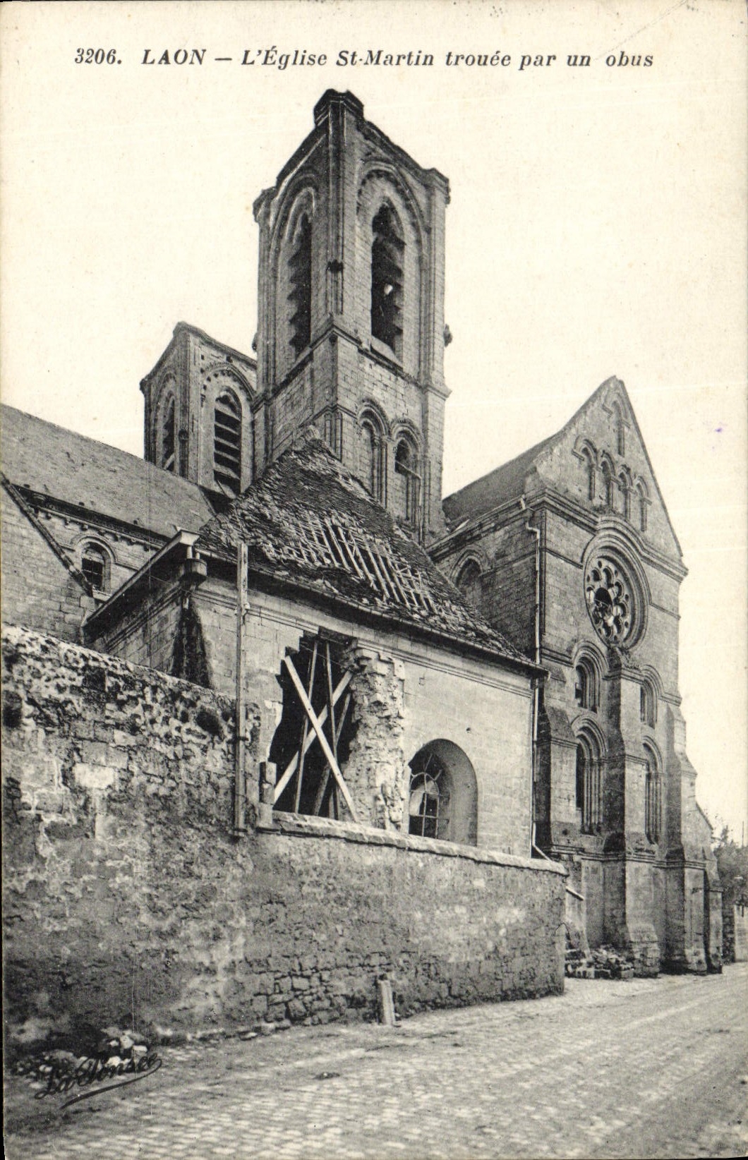 Laon — L'Église St-Martin trouée par un obus — Éditeur CPAPHIL, n° 3206