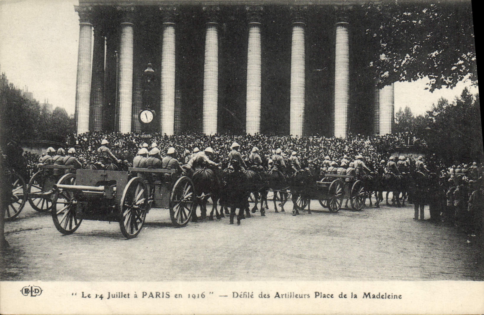 CPA Militaria Paris En Defile Des Artilleurs Place De La Madeleine