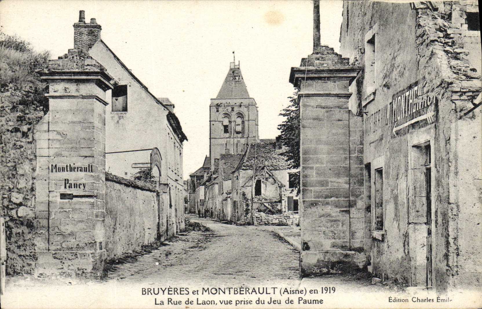 Bruyères et Montbérault (Aisne) — La Rue de Laon, vue prise du Jeu de Paume en 1919 — Édition Charles Émile