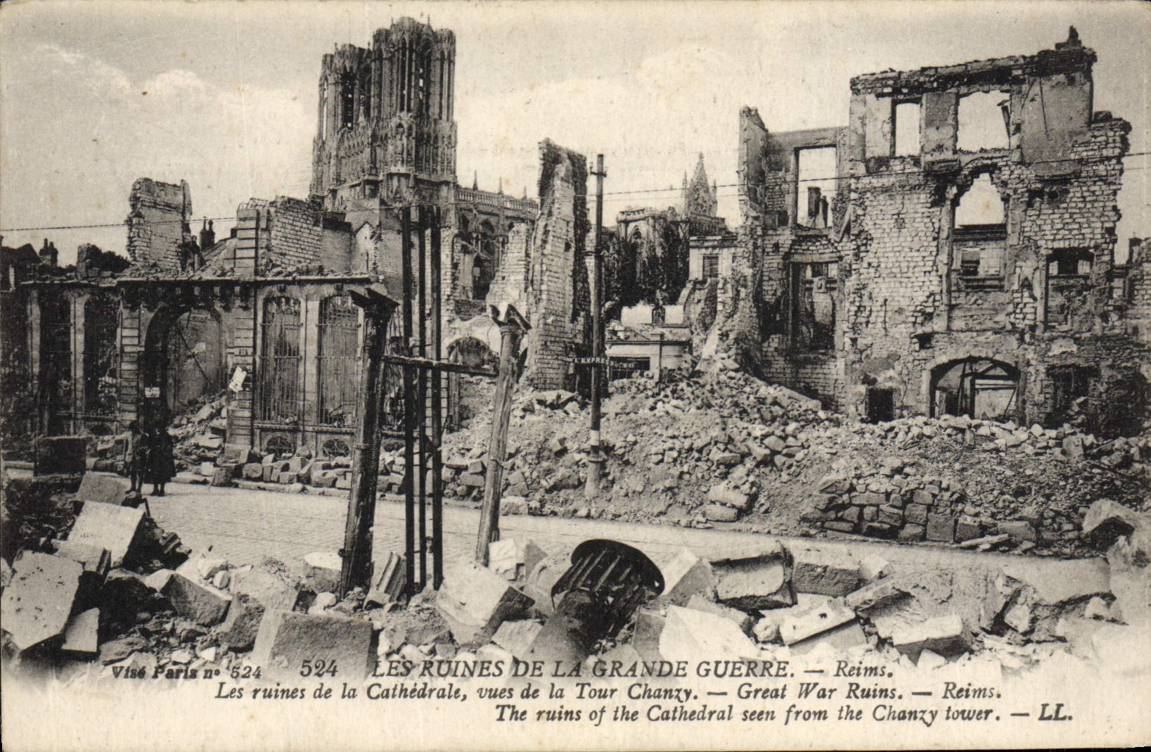 CPA Les Ruines De La Grande Guerre Reims Les ruines de la cathedrale vues de la tour Chanzy Militaria