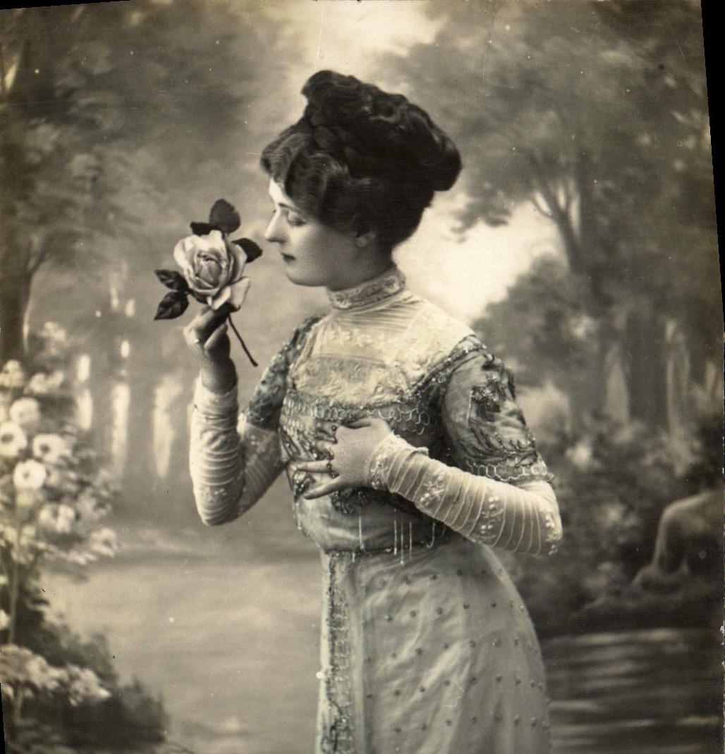 Femme en robe ornée sentant une rose — scène de jardin — CPAPHIL
