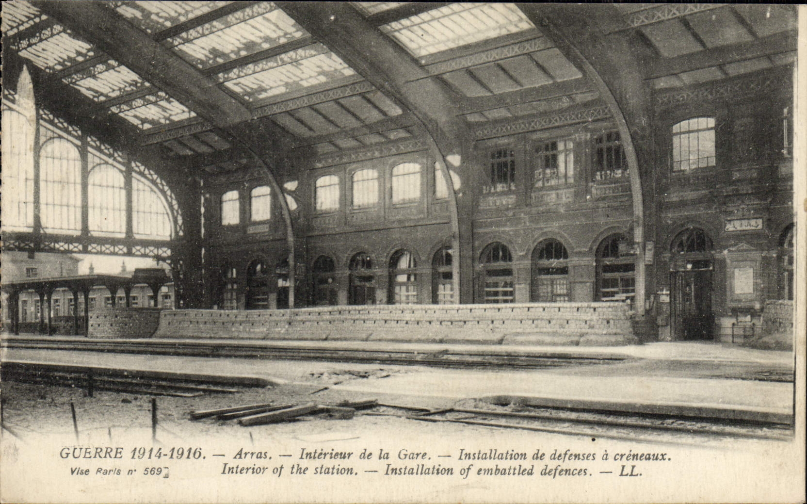 Arras — Intérieur de la Gare — Installation de défenses à créneaux — Vise Rarls n° 569