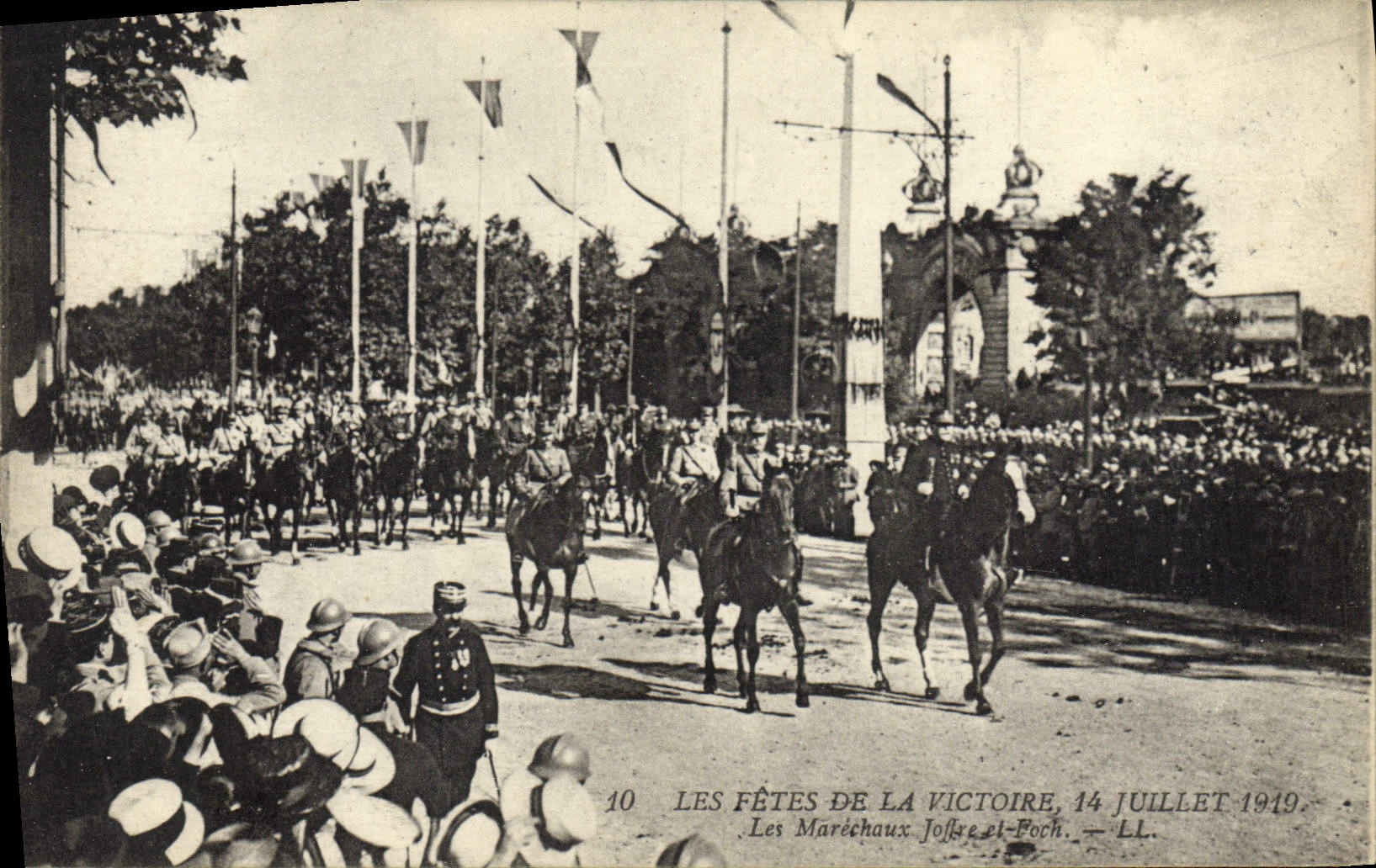 CPA Paris Les fetes de la Victoire 14 juillet 1919 Les marechaux Joffre et Foch Miltiaria 