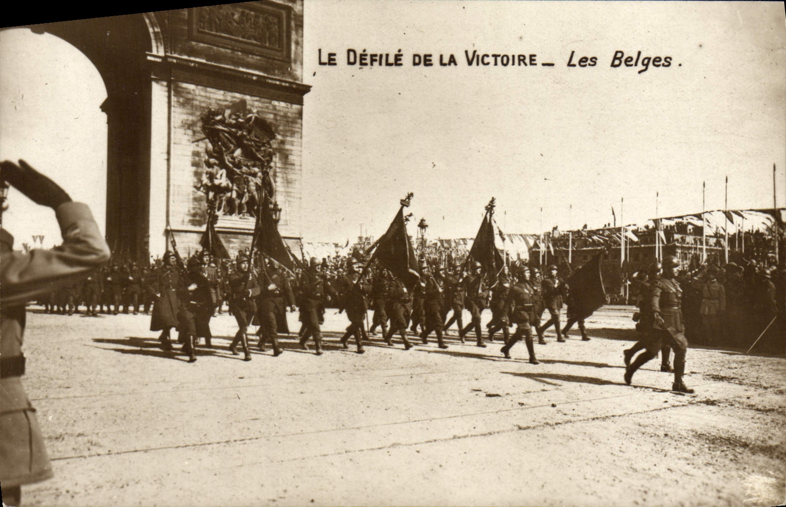 CPA Paris Le defile de la victoire Les belges Militaria 