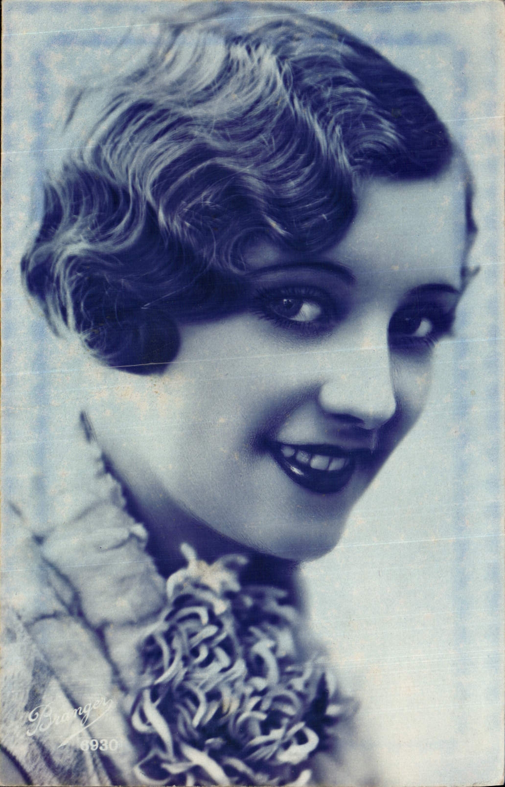 Jeune femme souriante — portrait — Branger 6930