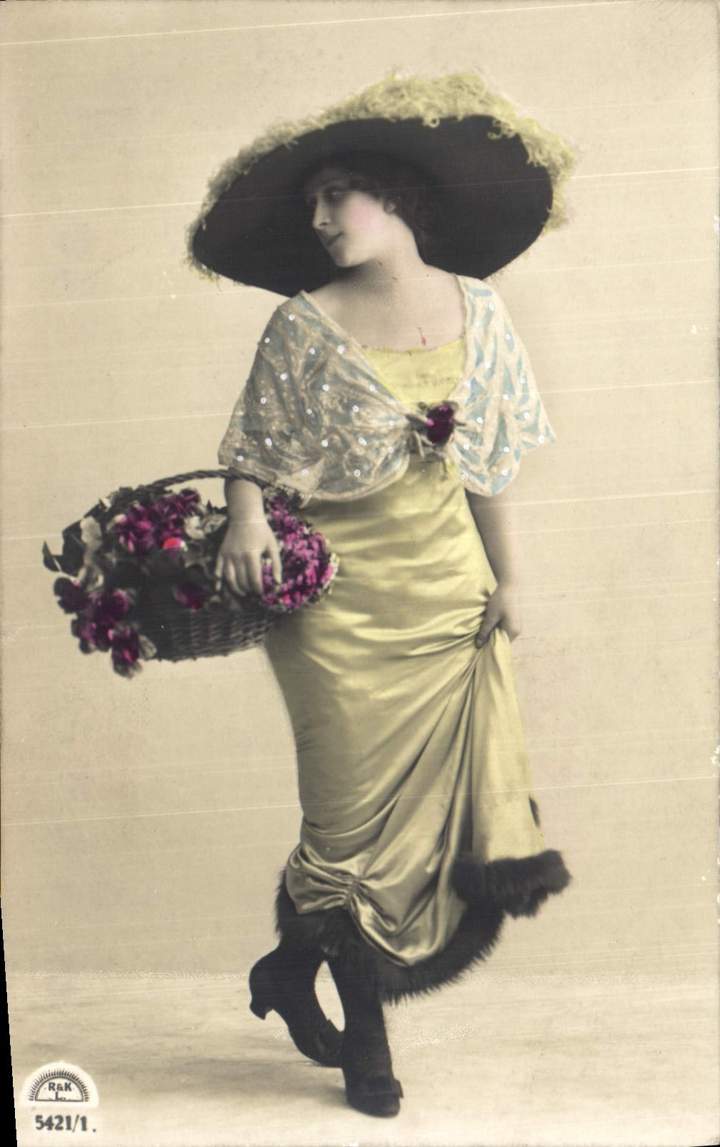 Femme en robe jaune et chapeau à plumes — Rak Photo — n° 5421/1