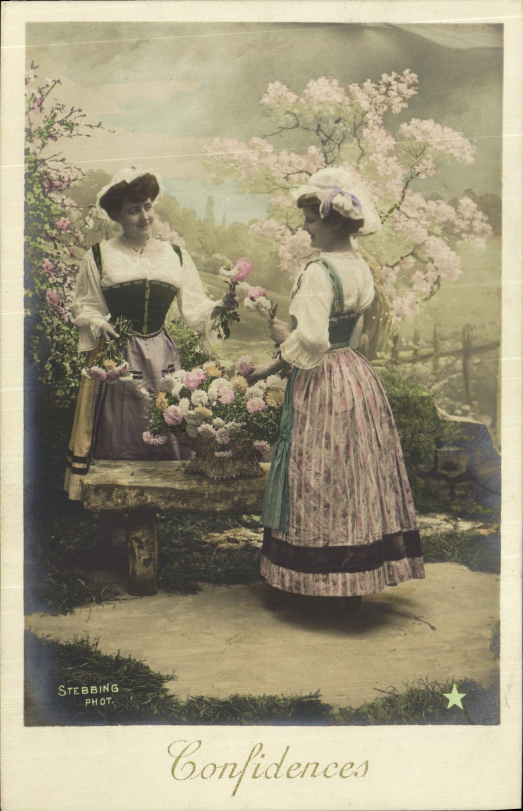 Deux jeunes femmes en tenue traditionnelle — Confidences — Stebbing Phot.