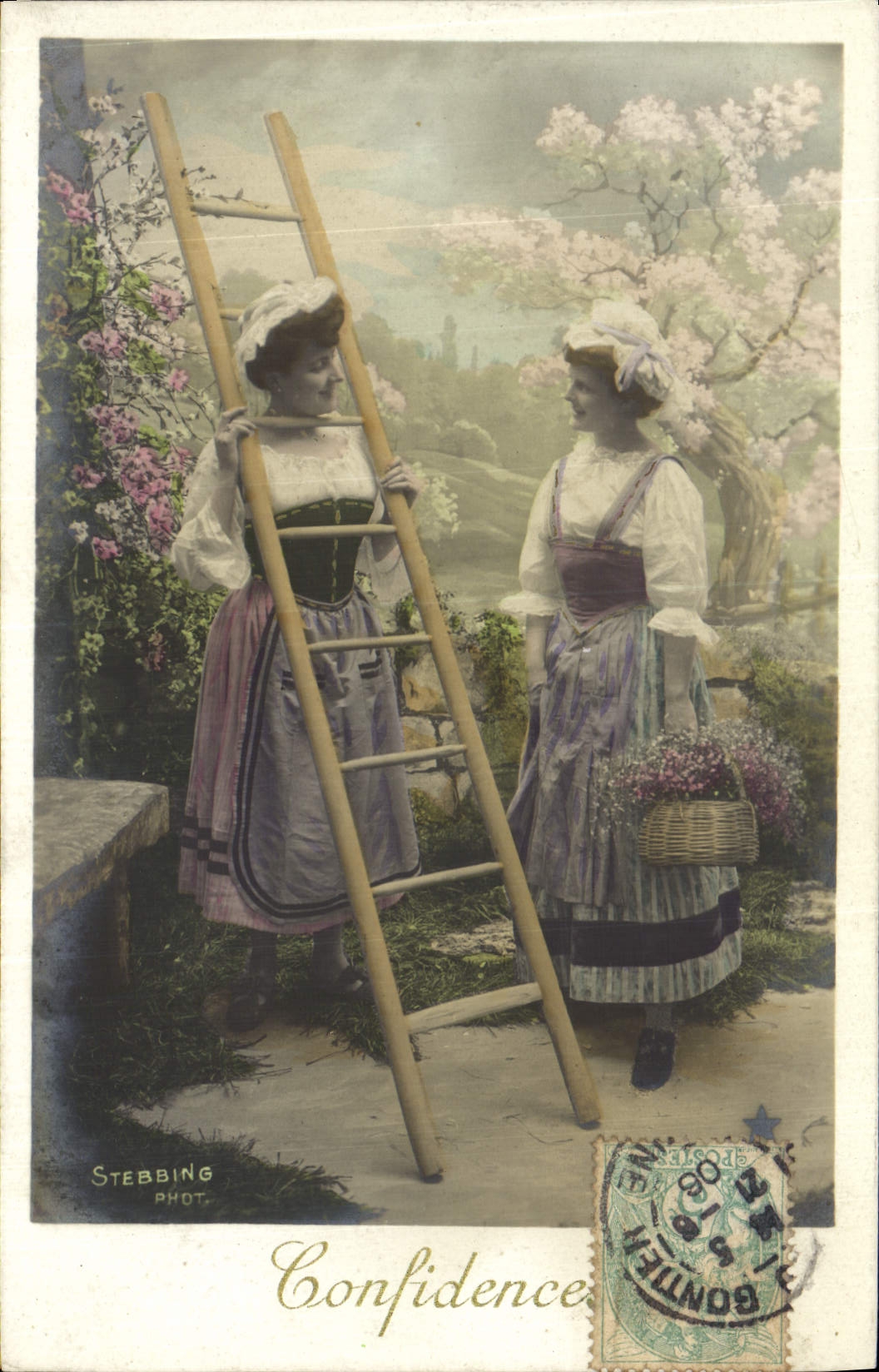 Deux jeunes femmes — scène de jardin — Stebbing Phot.