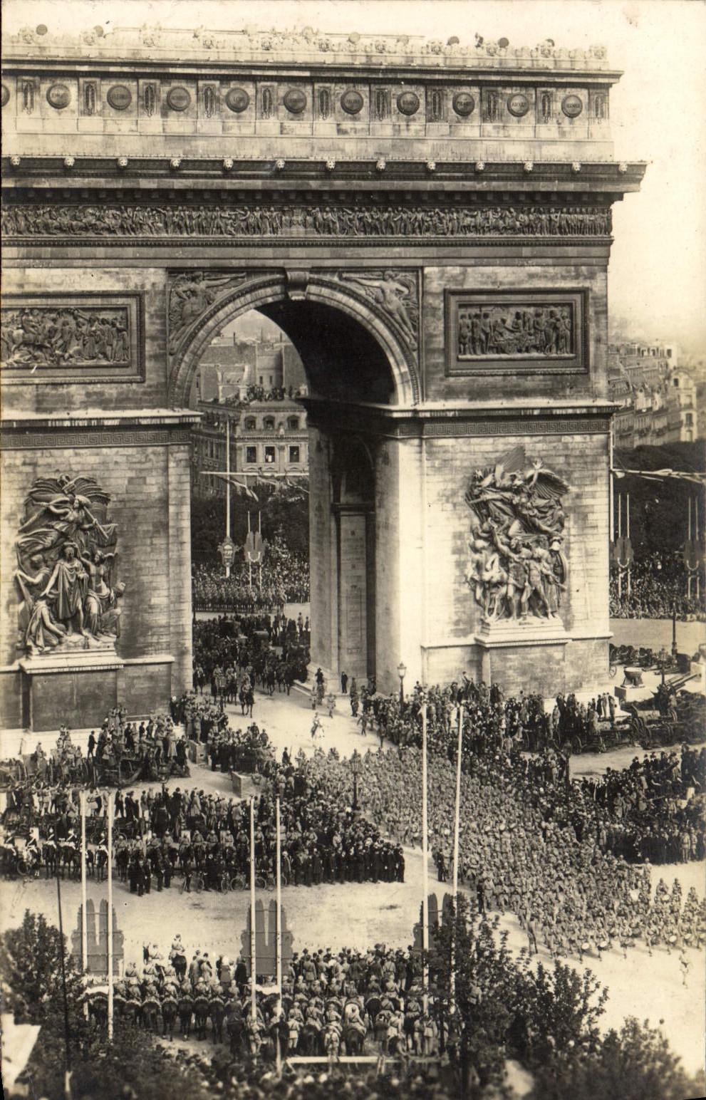 CPA Paris Arc de Triomphe Fetes du 19 juillet 1919 Militaria