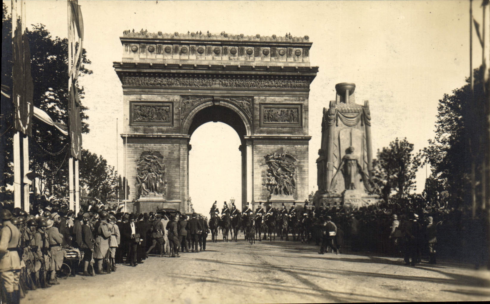 CPA Paris Arc de Triomphe Fetes du 19 juillet 1919 Militaria 