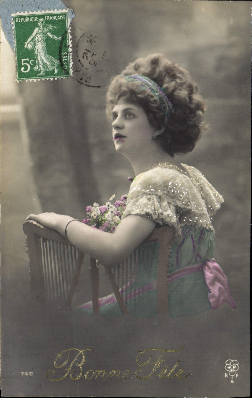 Jeune femme en robe ornée — Bonne Fête — éditeur B.F. n°748