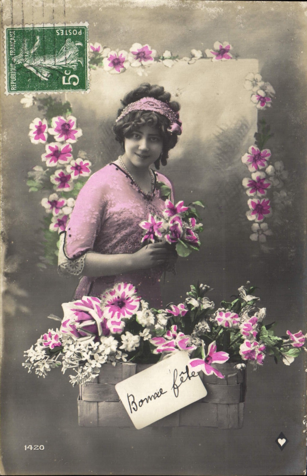 Femme en robe rose avec bouquet — décor floral — éditeur anonyme, n° 1420