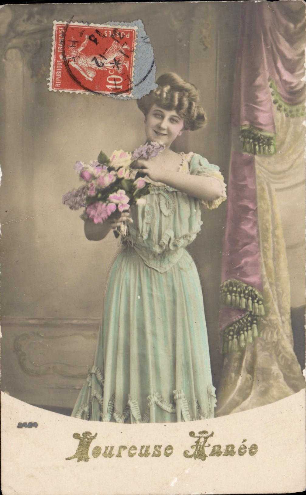 Jeune femme en robe bleu pâle — tenant un bouquet — éditeur E.R. Paris, n° 2429