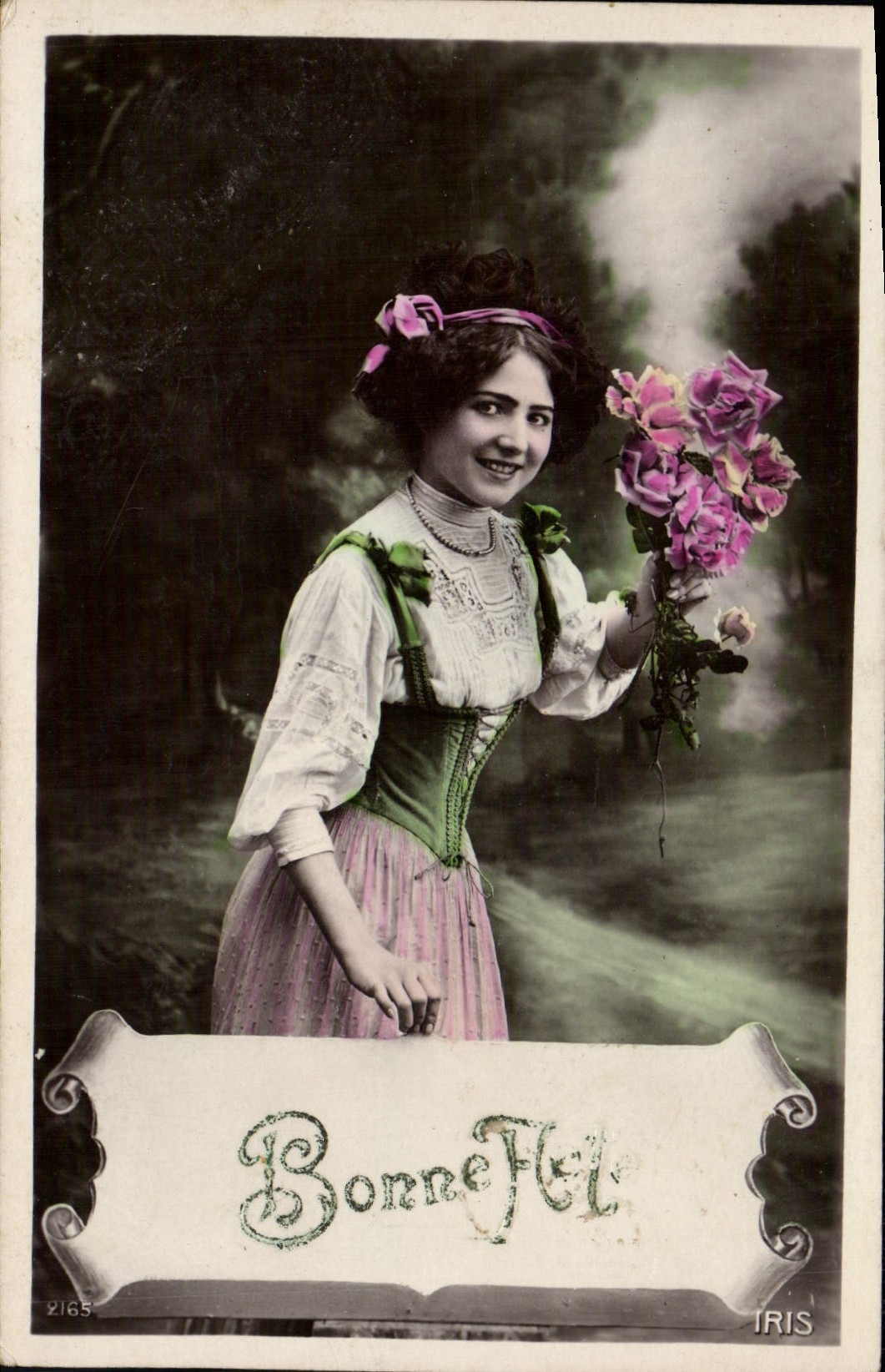 Femme en costume traditionnel — Bonne Fête — IRIS n°2165