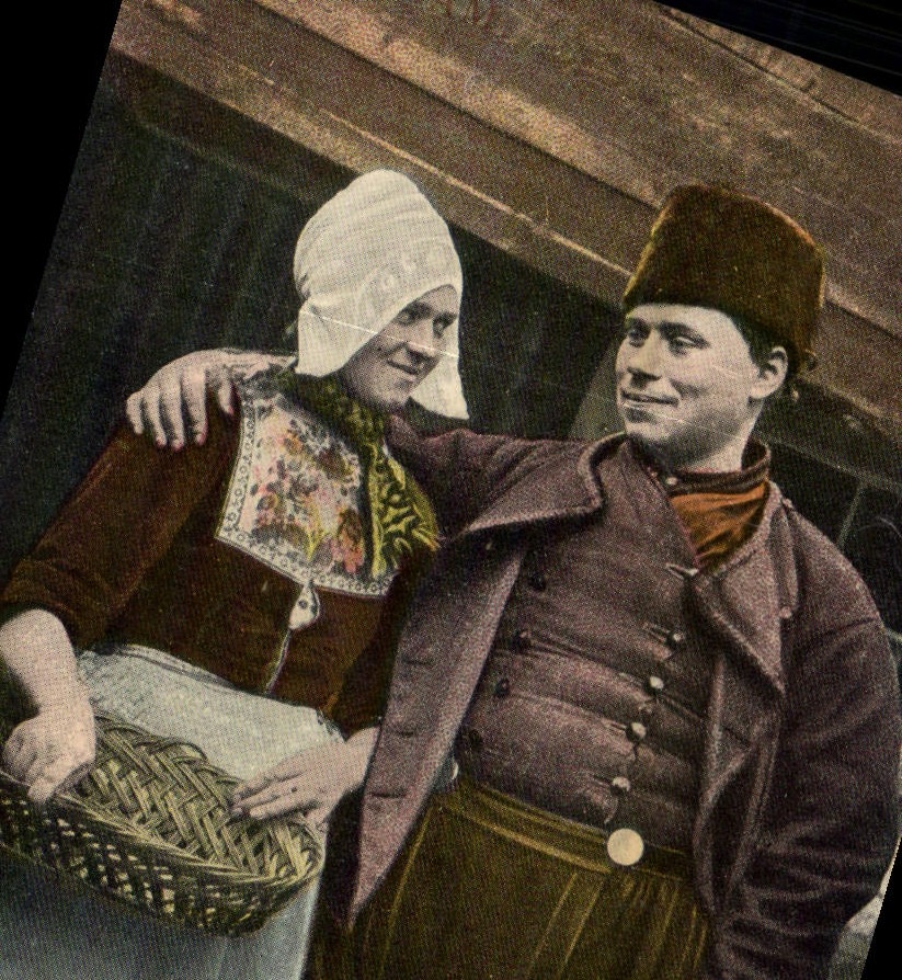 Couple en tenue traditionnelle — Amsterdam — Algemeene Postvereeniging - Anverso
