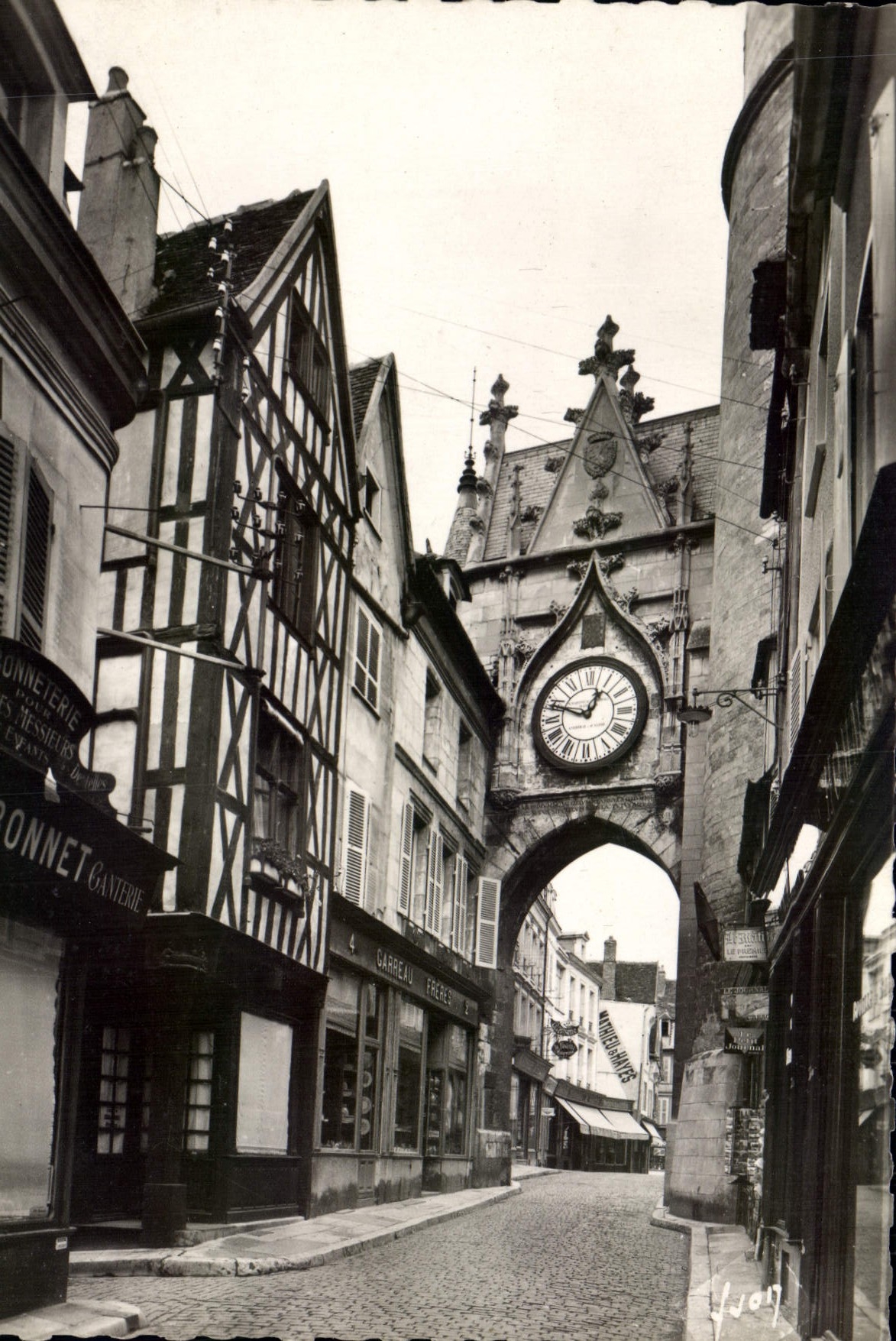 AUXERRE (Yonne) — Porte de l'Horloge et vieilles maisons (XVe s.) — Les Éditions d'Art Marcel, Paris