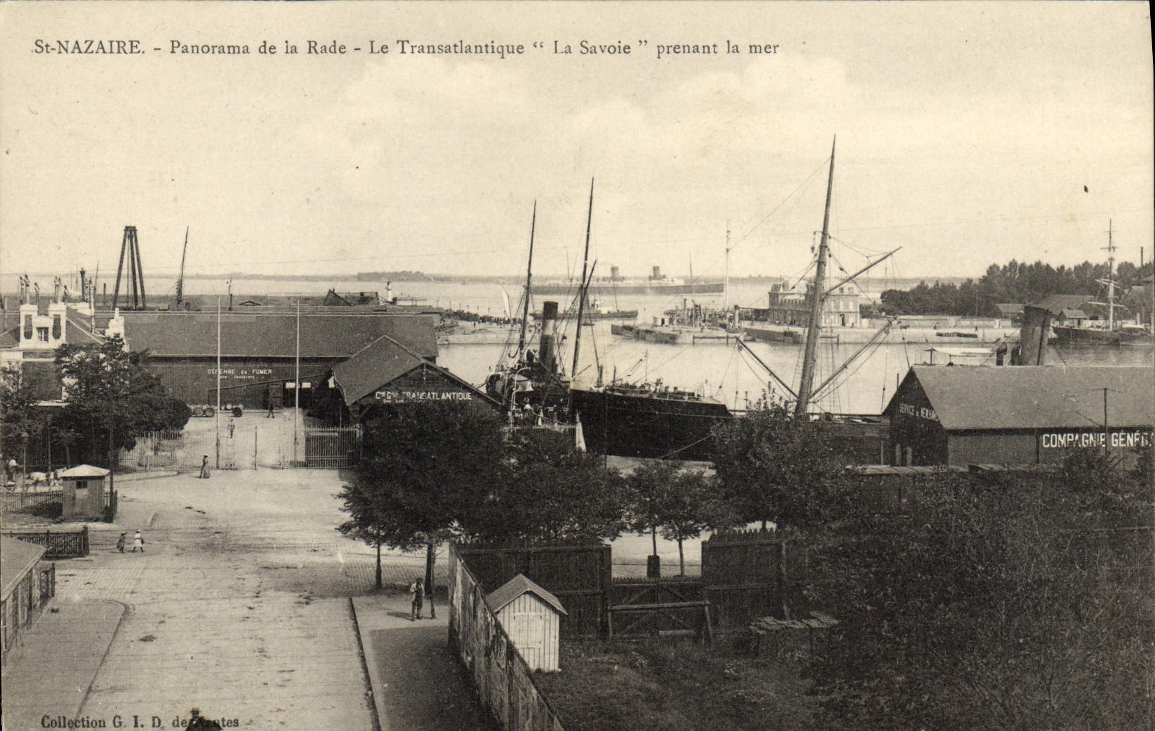 CPA St Nazaire Panorama de la Rade Le Transatlantique Le Savoie prenant la mer Bateau