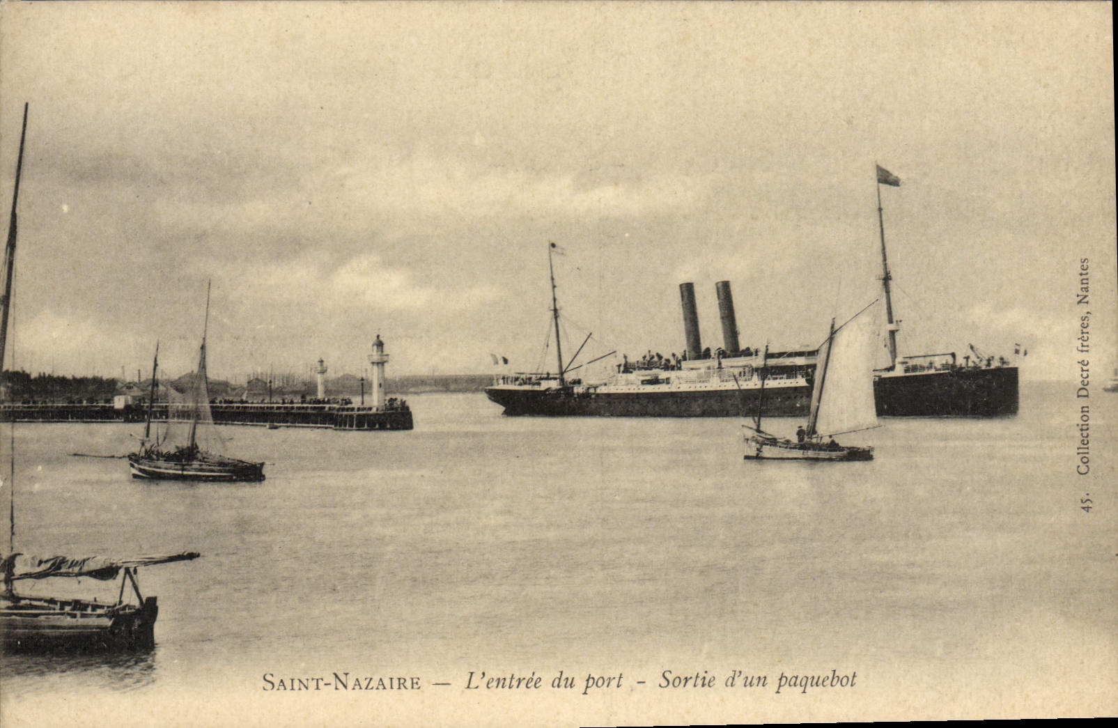 CPA Saintt Nazaire L'entree du port Sortie du paquebot Bateaux