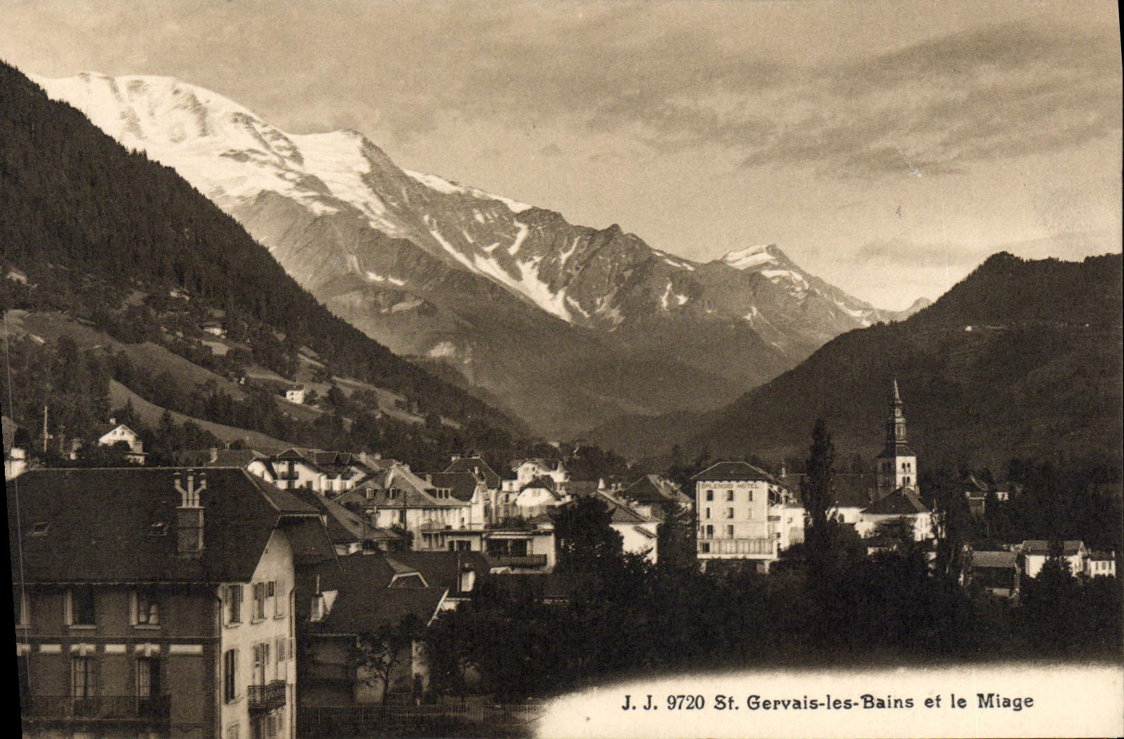 St. Gervais-les-Bains et le Miage — vue panoramique avec montagnes enneigées — J.J. 9720