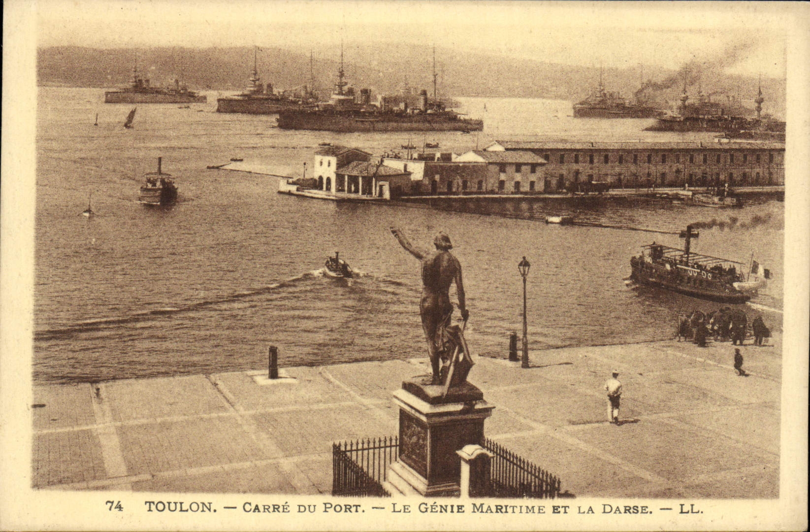 CPA Toulon Carre du Port Le Genie Maritime et la Darse Bateaux