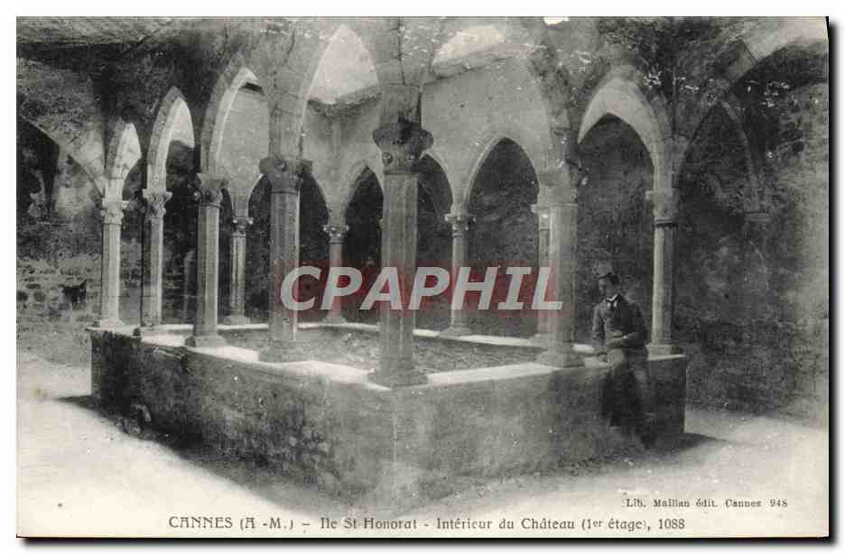 CPA Cannes lle St Honorat Interieur du chateau