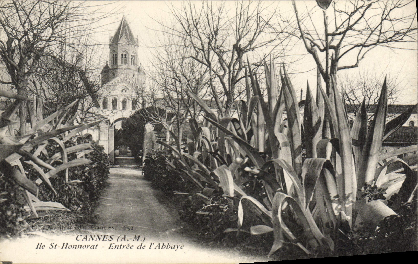 Cannes (A.-M.) - Île St-Honnorat - Entrée de l'Abbaye — Éditeur : Léon Marbaud, n° 652
