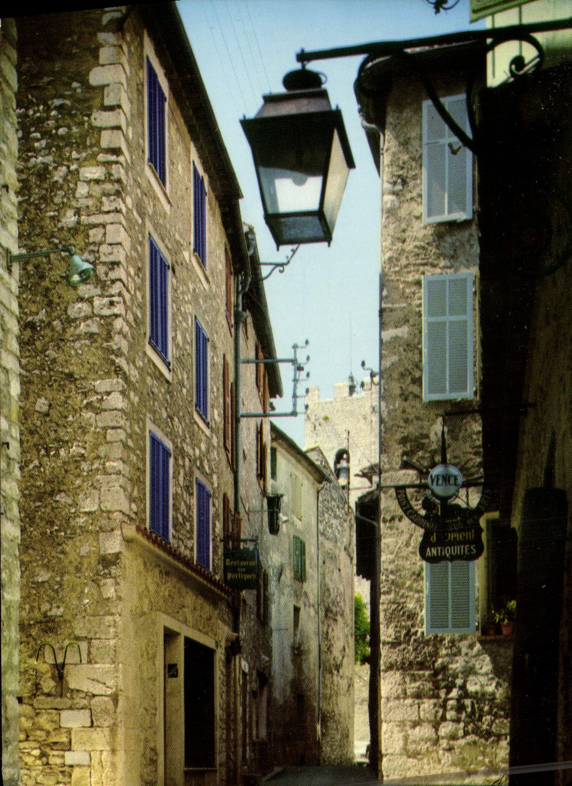 CPM Vence la Jolie Vieile rue pittoresque magasin Antiquites