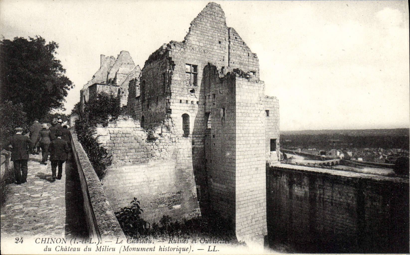 CPA Chinon Le Chateau Ruines et oubliettes du chateau du chateau du Milieu 