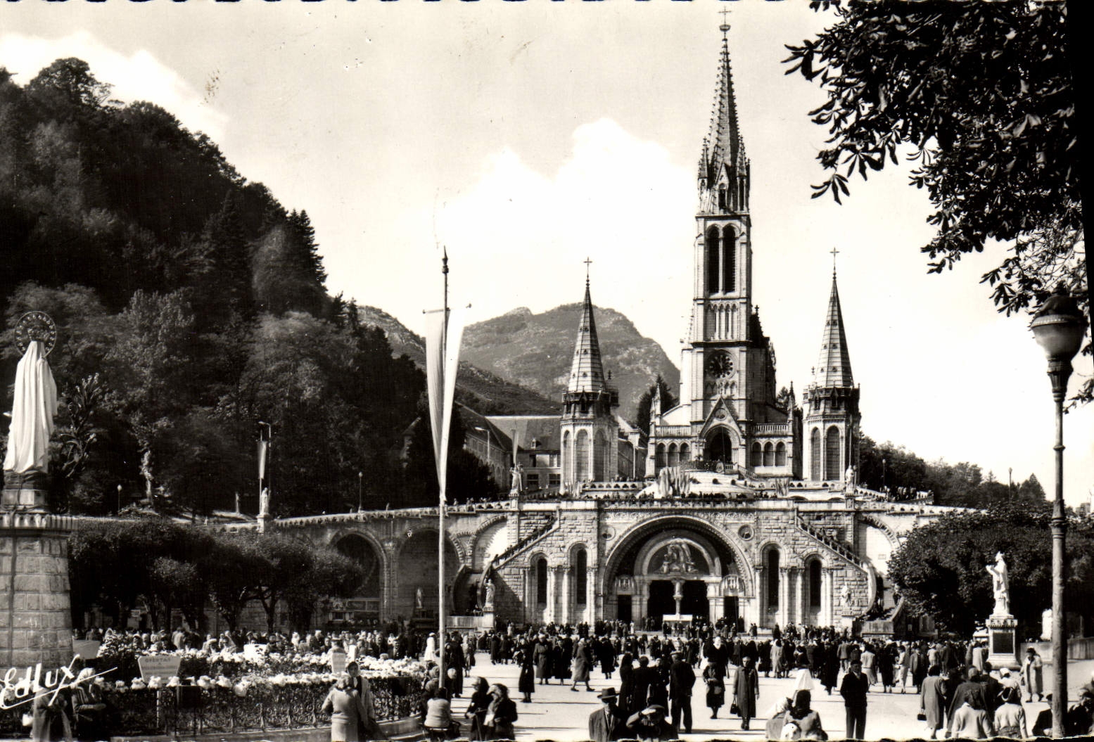 CPM Lourdes La Basilique et la Vierge Couronnee 