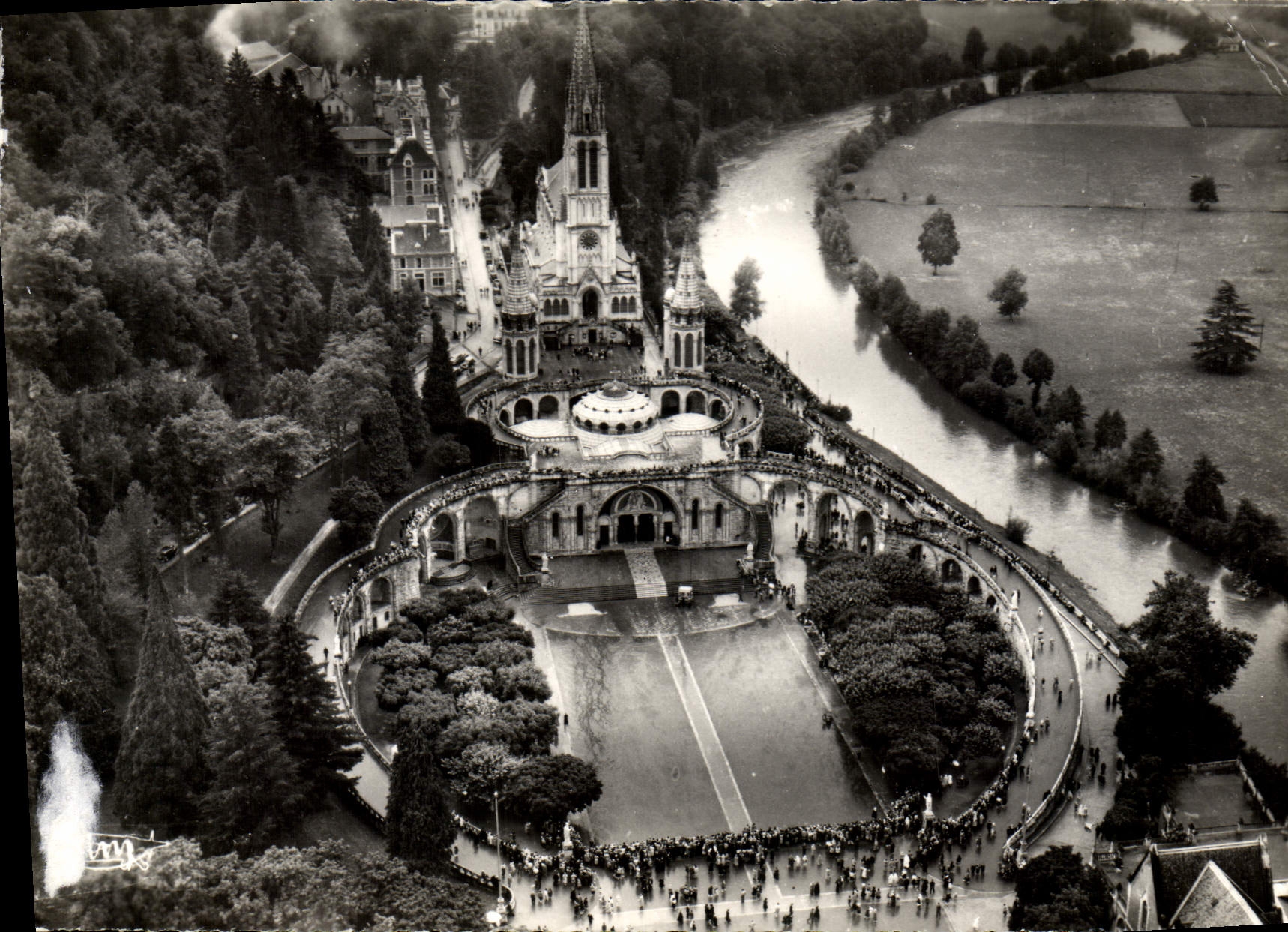 CPM Lourdes La Basilique et le Gave Vue aerienne 