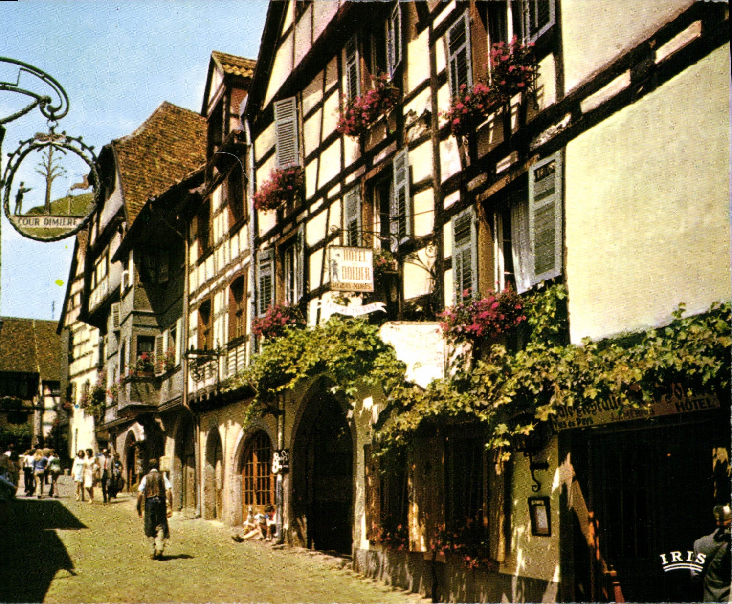 Coulmier — rue animée avec hôtels en colombages — éditeur IRIS - Anverso