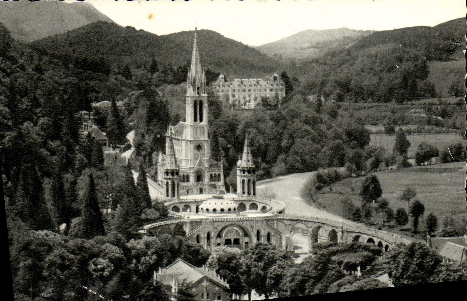 CPA Lourdes La Basilique Et Le Gave