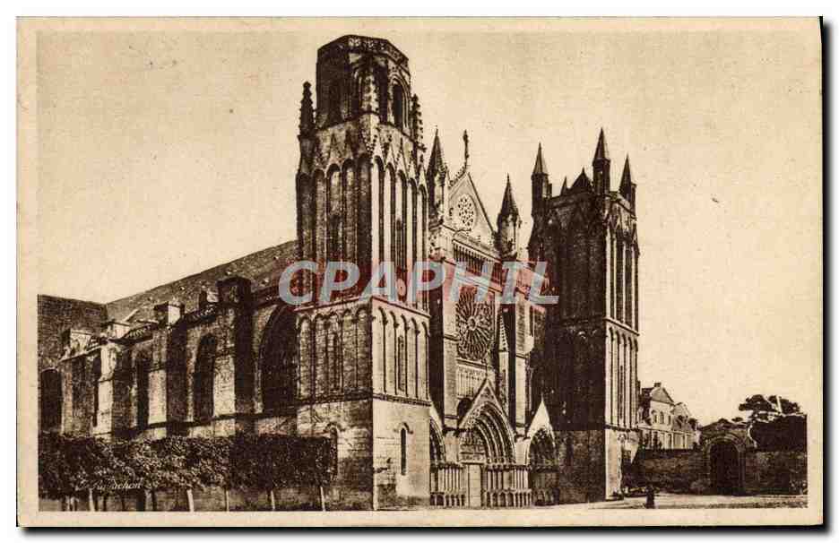 CPA Poitiers La cathedrale St Pierre et l'ancien eveche