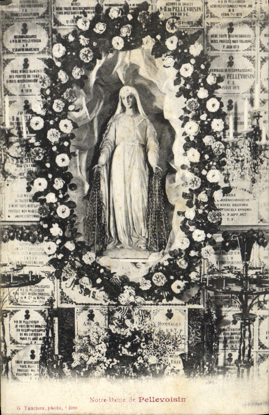 Notre-Dame de Pellevoisin — statue entourée de fleurs et de plaques commémoratives — G. Tanchou, phot. Lyon
