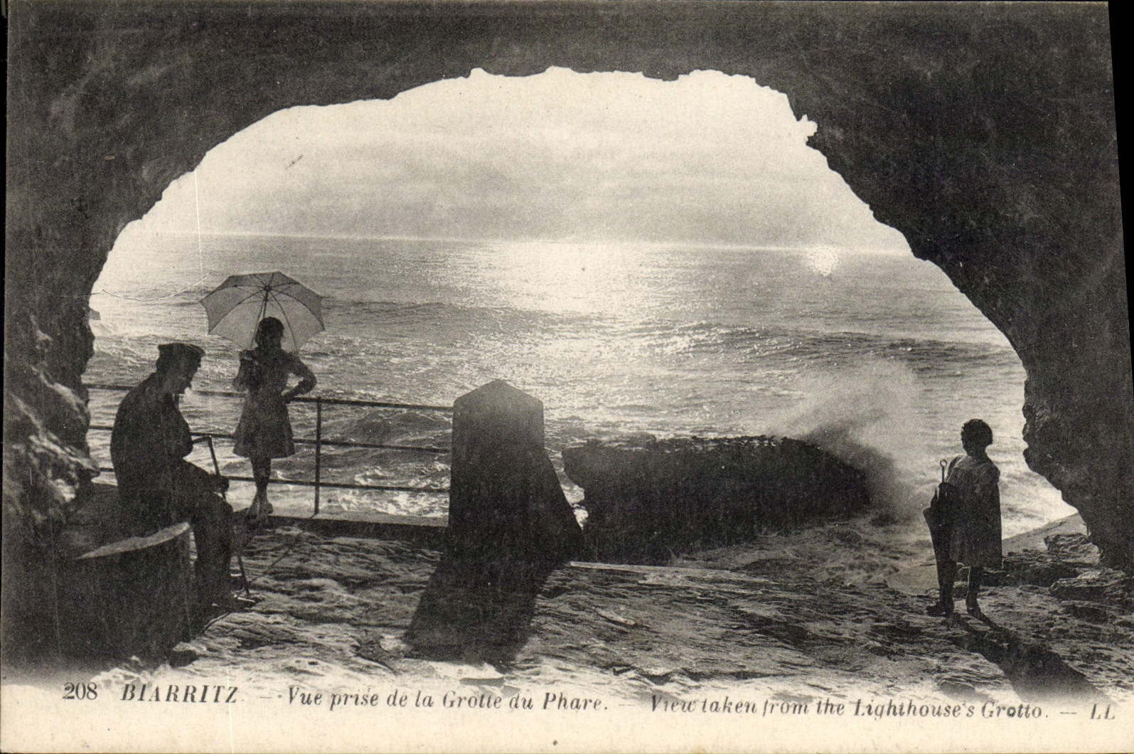 CPA Biarritz Vue Prise De La Grotte Du Phare